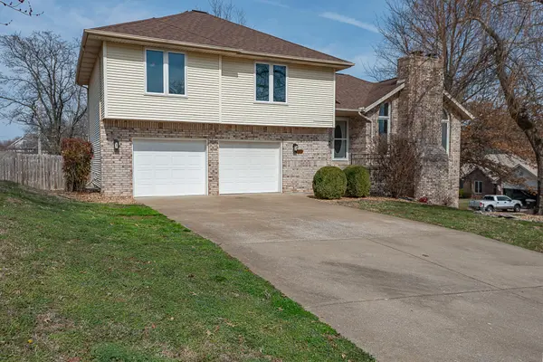 1957 W Nottingham ST, Springfield, MO 65810