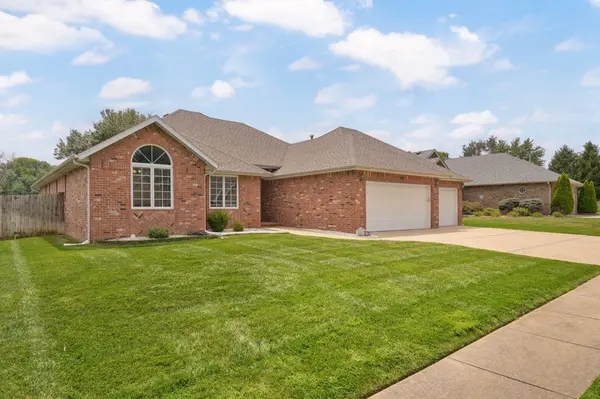 1812 W Village LN, Springfield, MO 65807