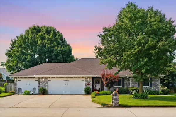 1464 E Wells ST, Bolivar, MO 65613