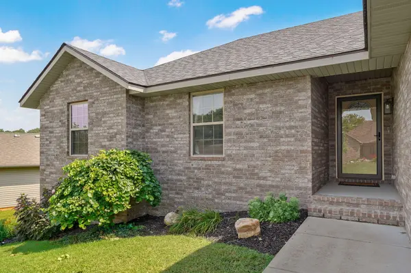 4388 N Katrina AVE, Springfield, MO 65803