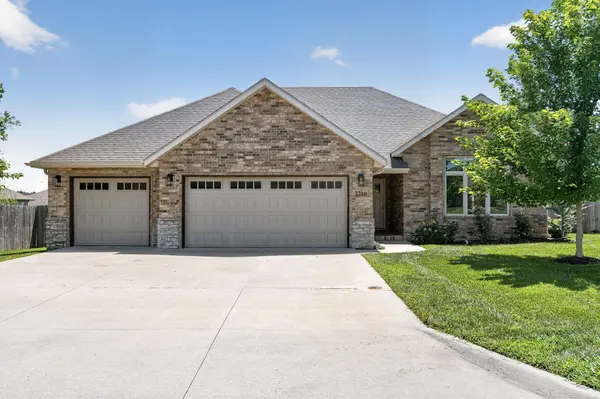 5746 E Park PL, Strafford, MO 65757