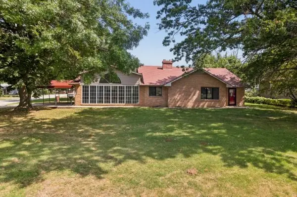 301 E Walnut ST, Aurora, MO 65605