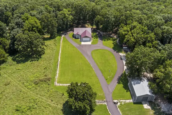 9318 E Farm Rd 112, Strafford, MO 65757