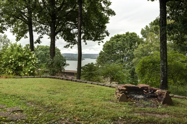21 Cricket Hill LN, Lampe, MO 65681