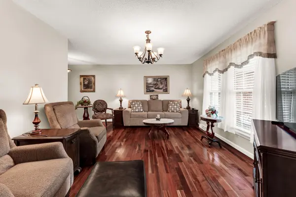 1512 E Walnut Lawn ST, Springfield, MO 65804