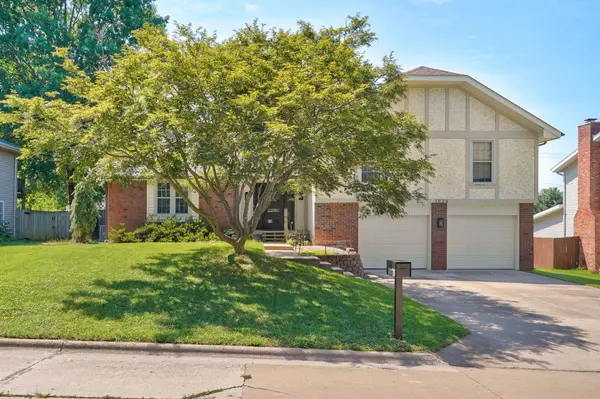 1028 E Manchester DR, Springfield, MO 65810