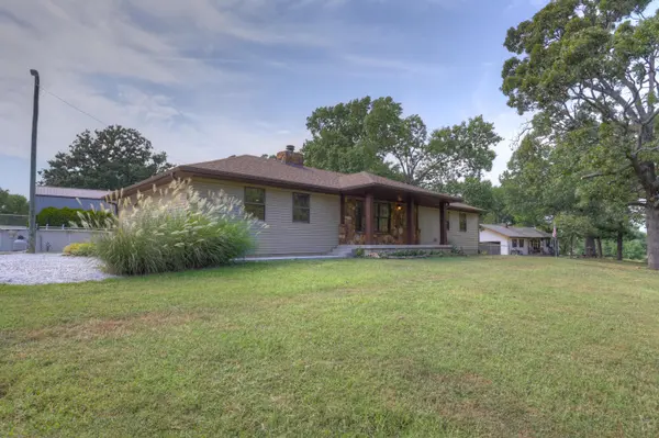 9003 Ginger LN, Carthage, MO 64836
