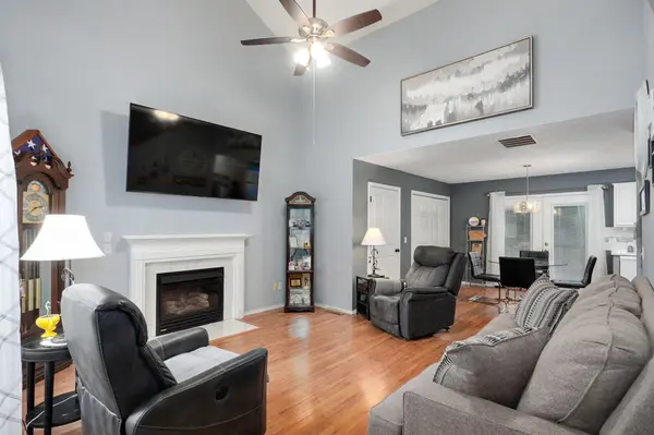 801 S Creekwood CT, Nixa, MO 65714