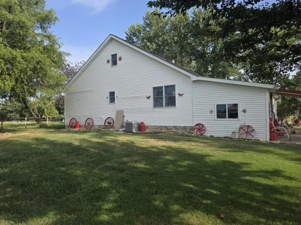 10763 E Red Springs Rd RD, Mountain Grove, MO 65711