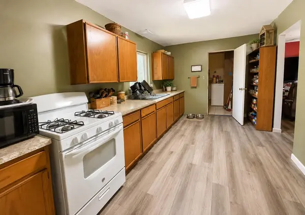 913 Flower Box LN, Neosho, MO 64850