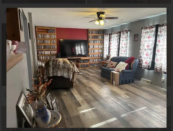 913 Flower Box LN, Neosho, MO 64850