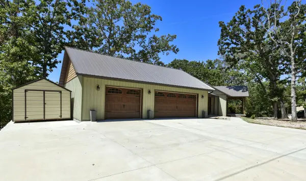 303 Bayshore ST, Shell Knob, MO 65747