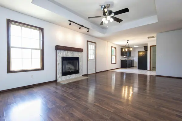 212 E Robin RD, Clever, MO 65631