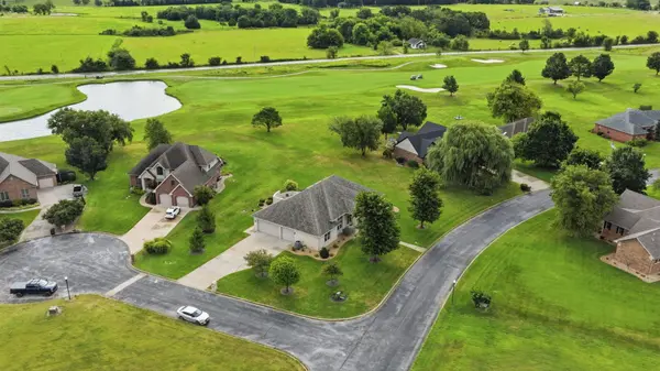 1586 Silo PL, Bolivar, MO 65613