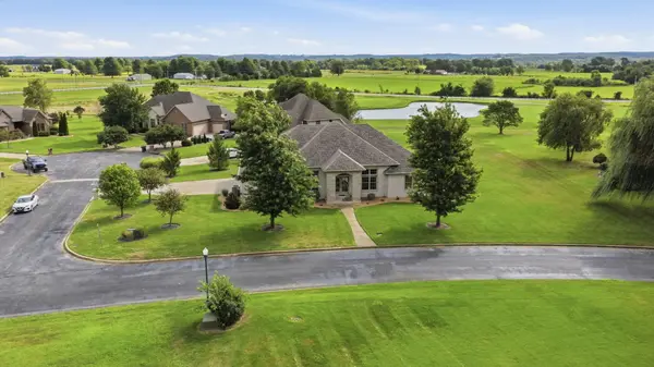 1586 Silo PL, Bolivar, MO 65613