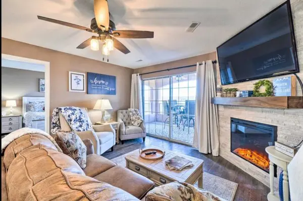 700 Emerald Point DR #303, Hollister, MO 65672