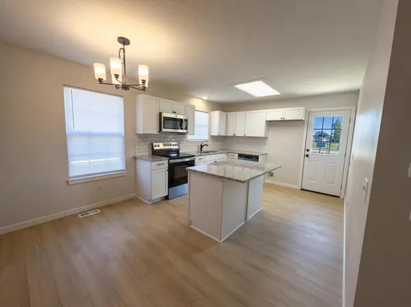 864 S Hickory LN, Nixa, MO 65714