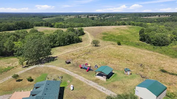 495 Shady Oak LN, Reeds Spring, MO 65737