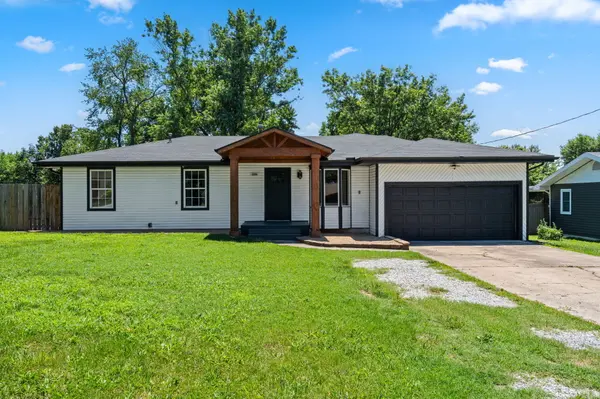 2324 E Huntington ST, Ozark, MO 65721