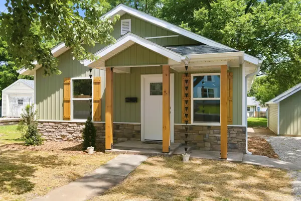 203 Vivian ST, Bolivar, MO 65613