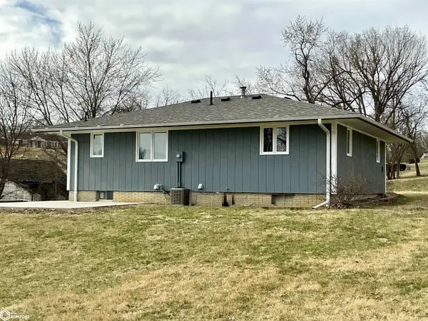 102 Green Knolls ST, Melrose, IA 52569