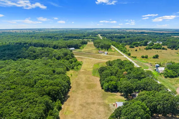 000 Woodfield LN, Greenfield, MO 65661