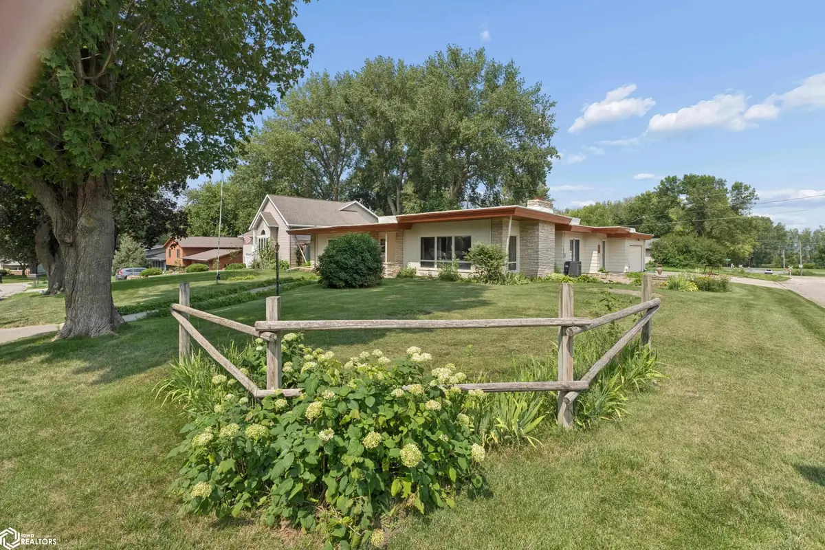 200 Fairway DR, Clear Lake, IA 50428