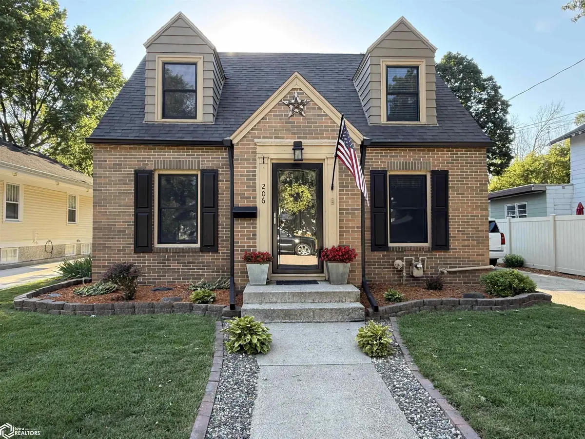206 S Rhode Island Ave, Mason City, IA 50401