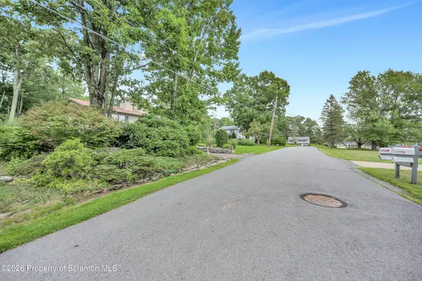 20 Oak LN, Jefferson Twp, PA 18436