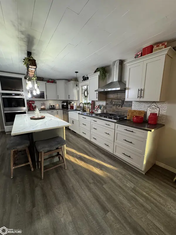 1007 W Spring ST, Sigourney, IA 52591