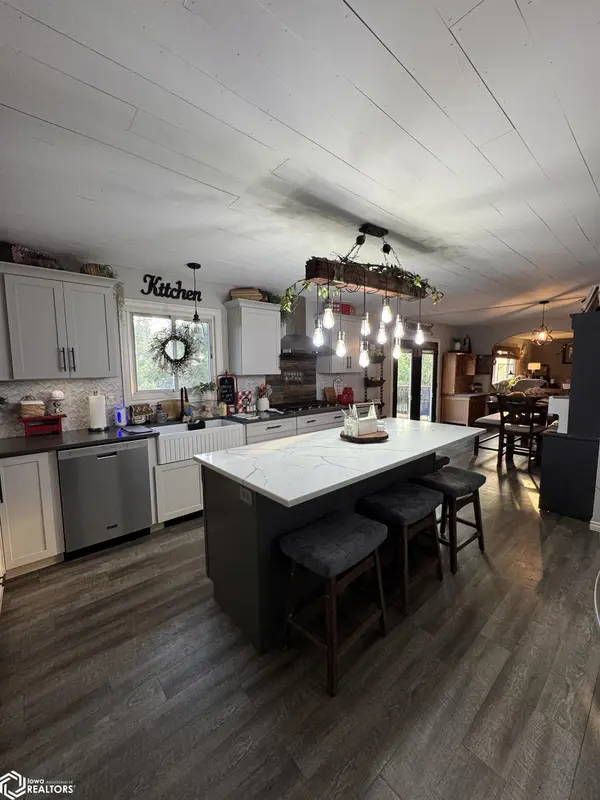 1007 W Spring ST, Sigourney, IA 52591