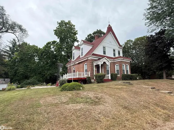 301 N 4th St, Farmington, IA 52620-8165