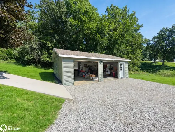 1362 Lakeshore Dr, Brooklyn, IA 52211