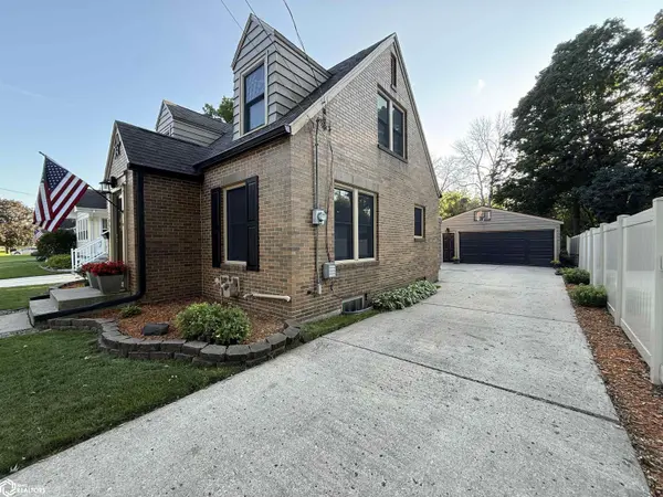 206 S Rhode Island Ave, Mason City, IA 50401