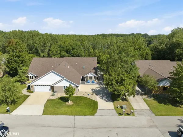 2010 Hunters Ridge Dr, Mason City, IA 50401