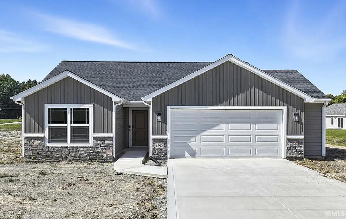 1392 Lancelot LN, Kendallville, IN 46755