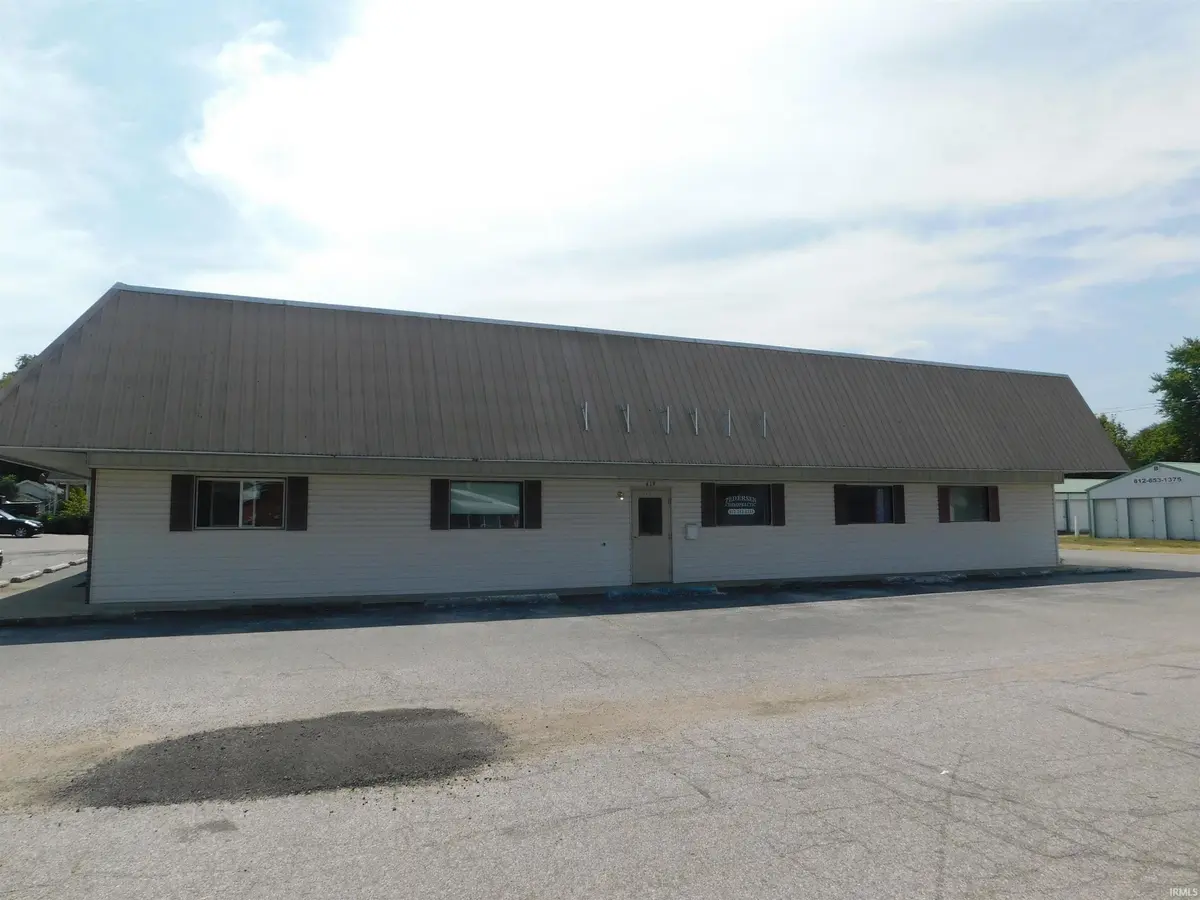 413 415 417 419 Hackberry ST, Paoli, IN 47454
