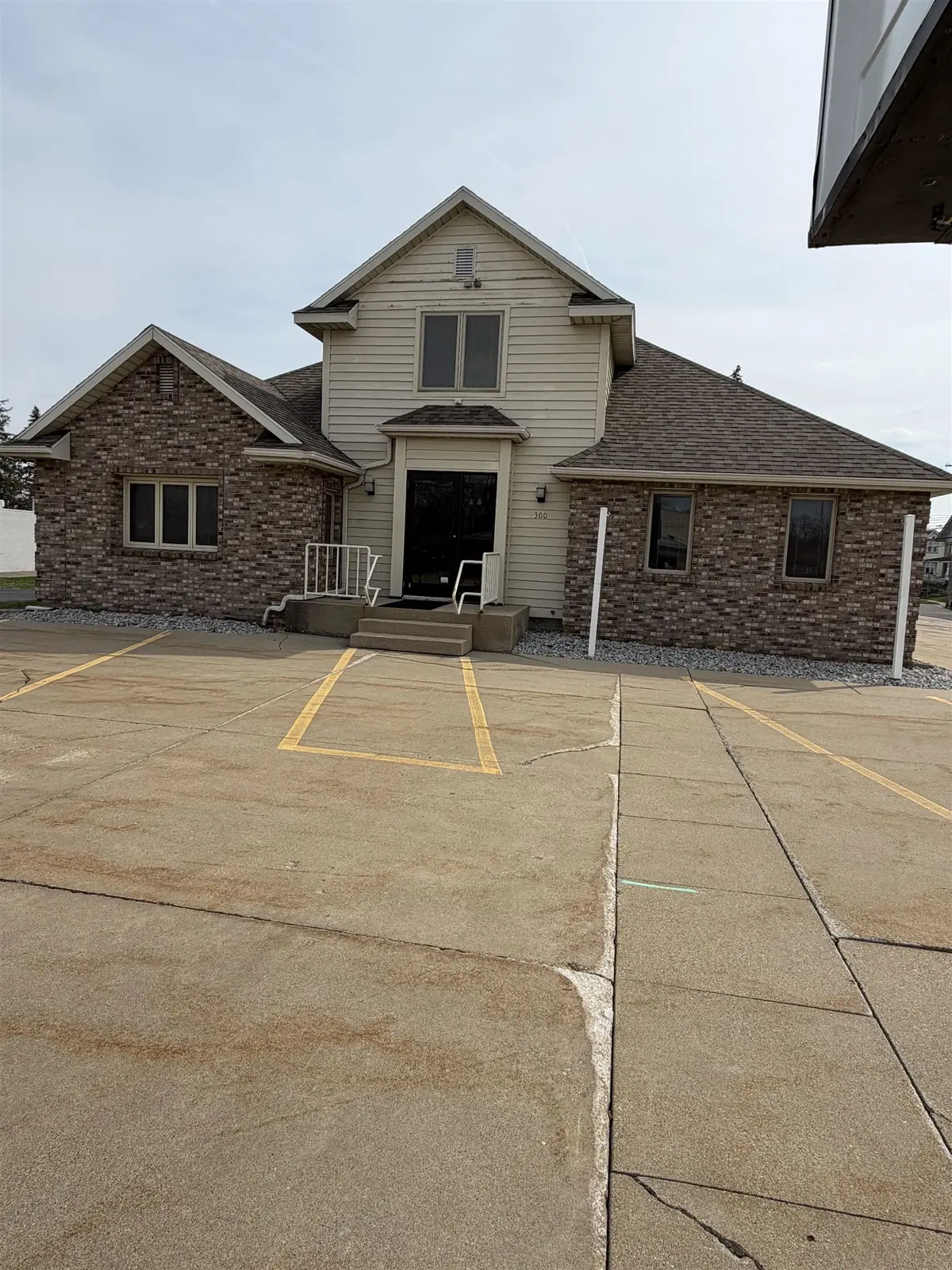 300 N Wayne ST, Angola, IN 46703
