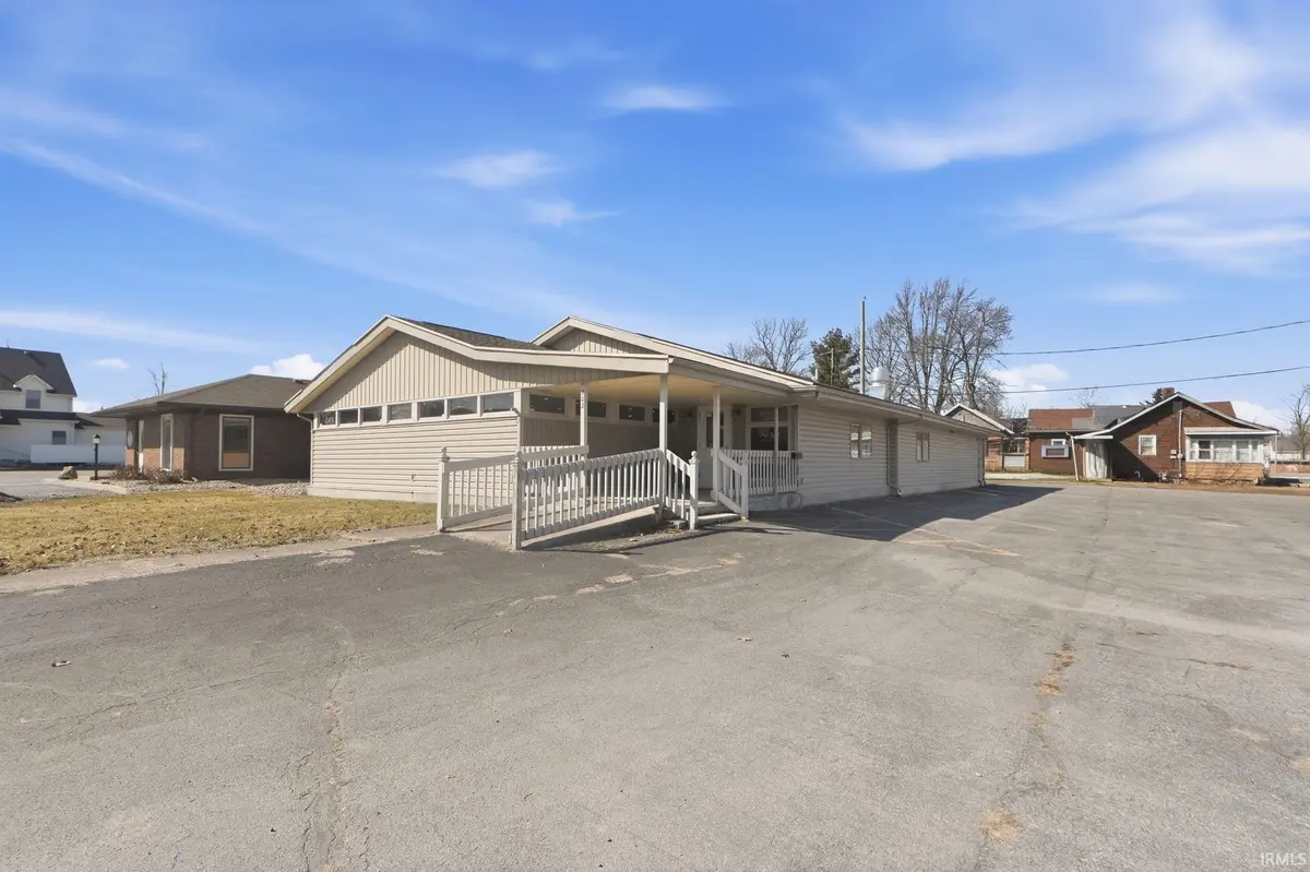 202 W Whitley ST, Churubusco, IN 46723-1720