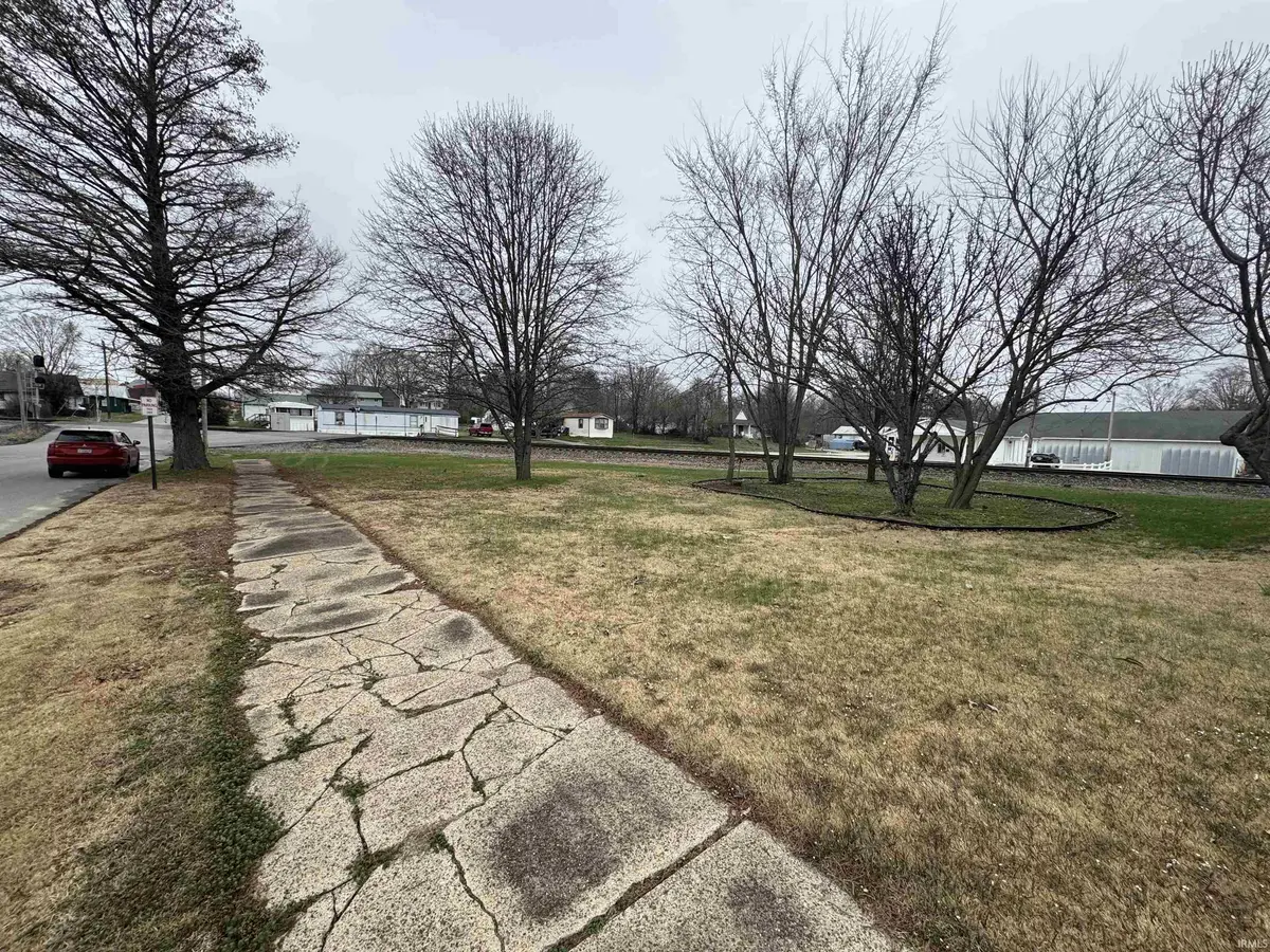 320 E Harrison ST, Oakland City, IN 47660
