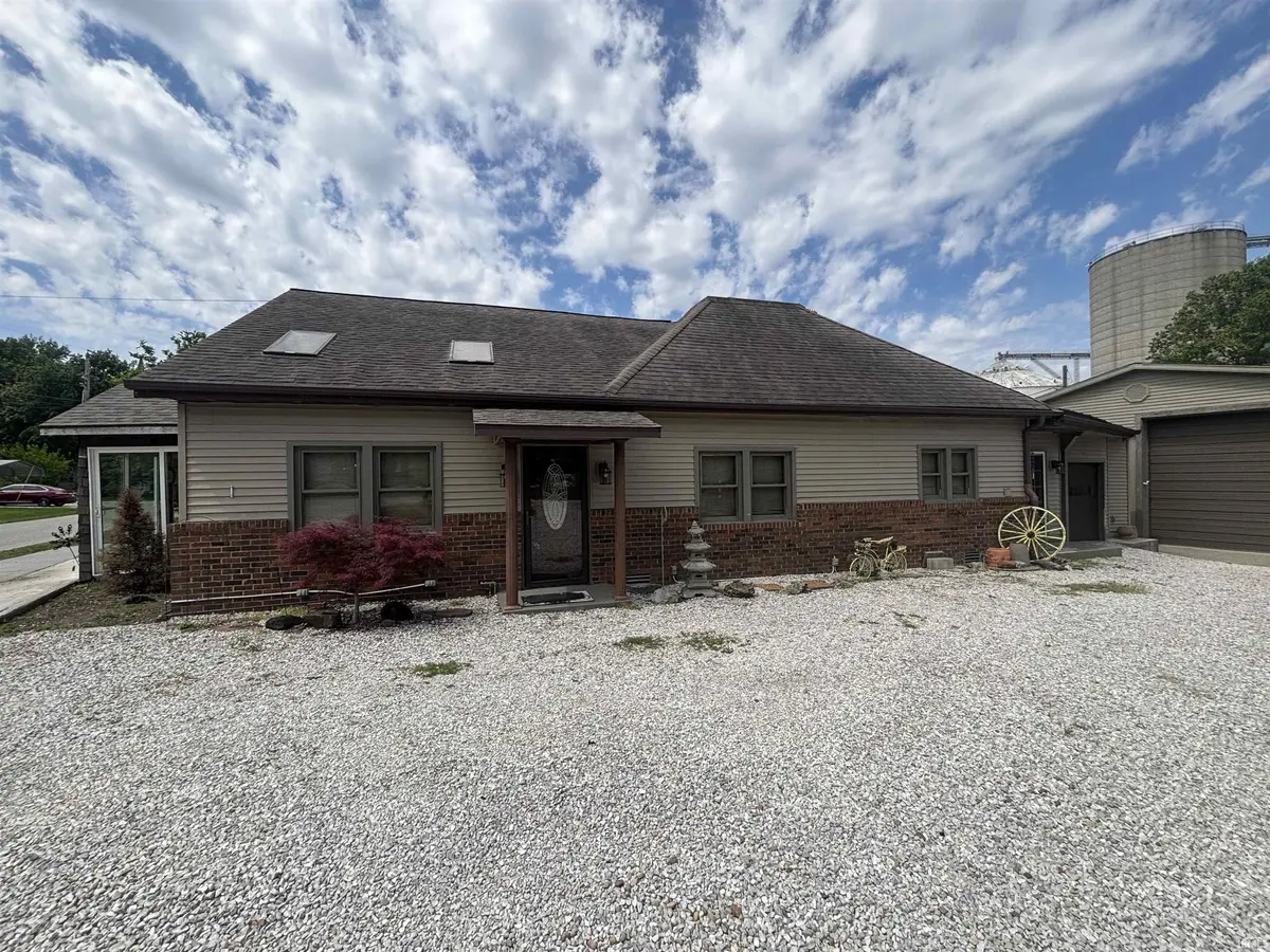 100 E 16th ST, Vincennes, IN 47591