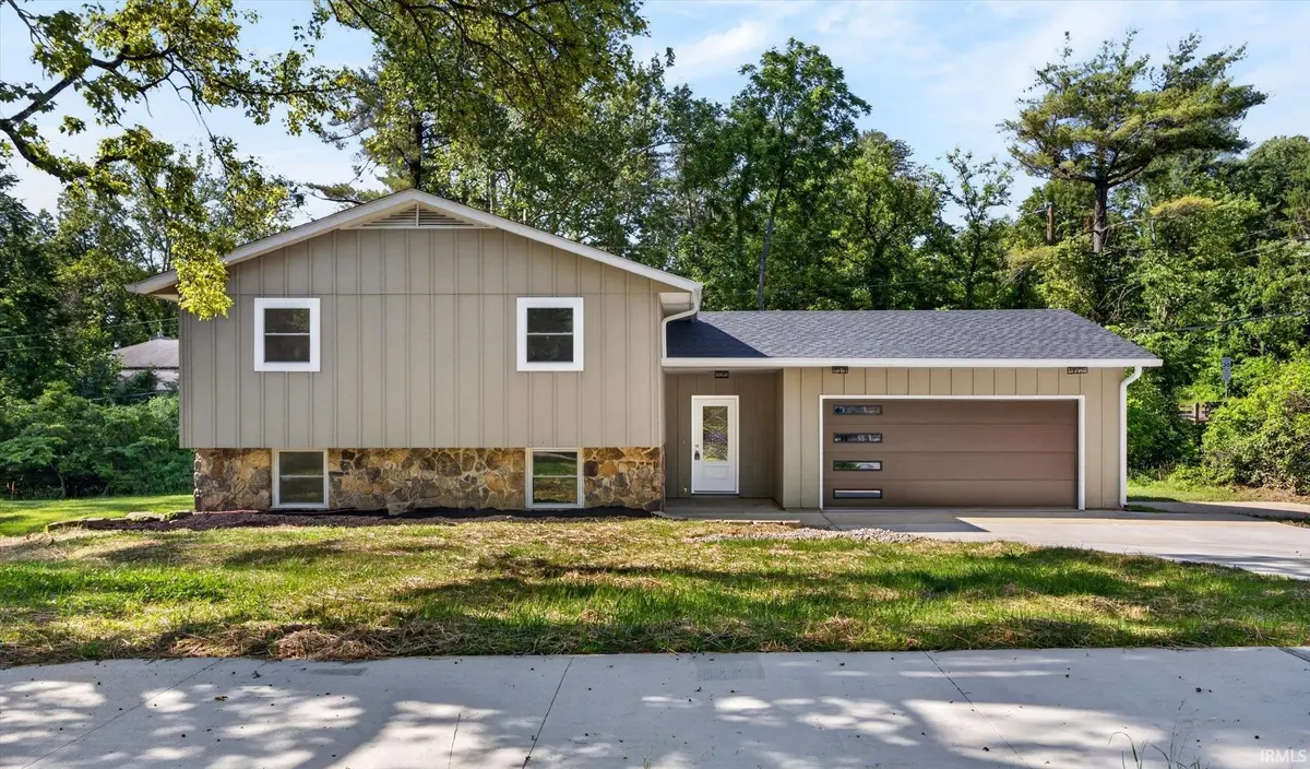 2102 E Wimbleton LN, Bloomington, IN 47401