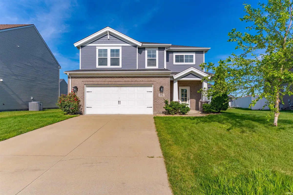 5742 Brookstone DR, Newburgh, IN 47630