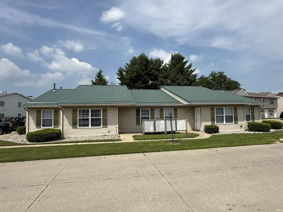 210/218 S Silverwood LN, Goshen, IN 46526