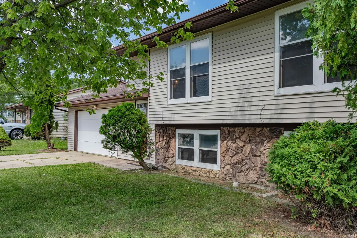 7020 Peartree LN, Fort Wayne, IN 46825-3741