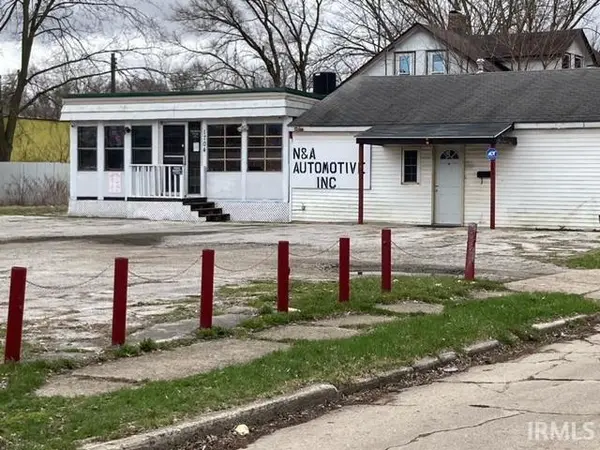 1704 E Lincoln WAY, South Bend, IN 46613-3421
