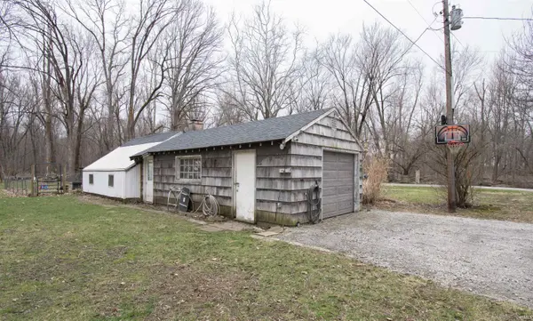 2008 E Riverside DR, Warsaw, IN 46582-7962
