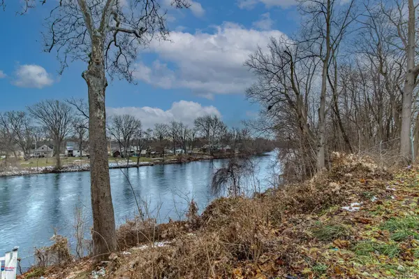 750 N Riverside DR, Elkhart, IN 46514-2734