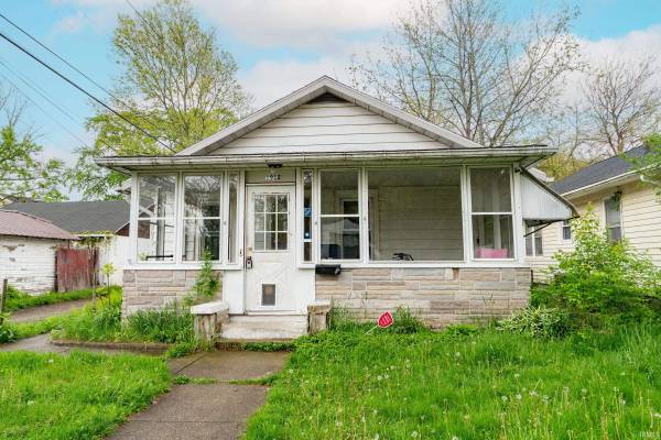 1912 Kendall ST, South Bend, IN 46613-1922