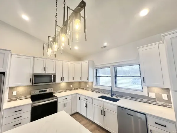 2106 Aruba DR, Bedford, IN 47421